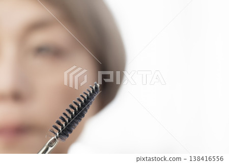使用化妝工具化妝 138416556