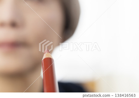 使用化妝工具化妝 138416563