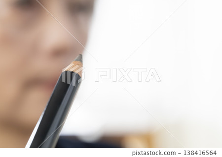 使用化妝工具化妝 使用化妝工具化妝 138416564