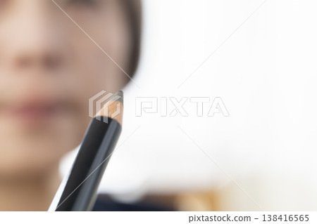 使用化妝工具化妝 使用化妝工具化妝 138416565