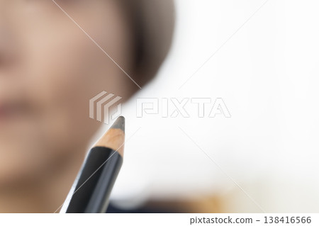 使用化妝工具化妝 138416566
