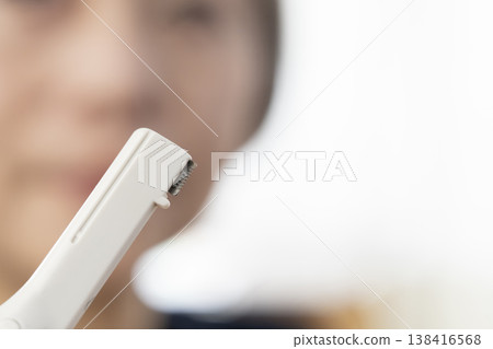 使用化妝工具化妝 使用化妝工具化妝 138416568