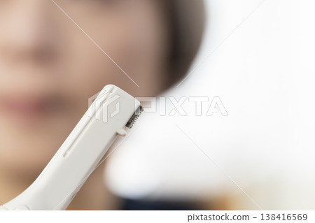 使用化妝工具化妝 使用化妝工具化妝 138416569