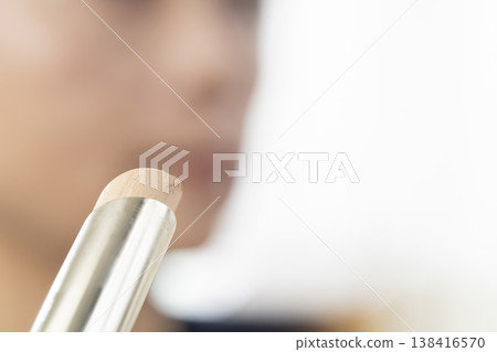 使用化妝工具化妝 138416570