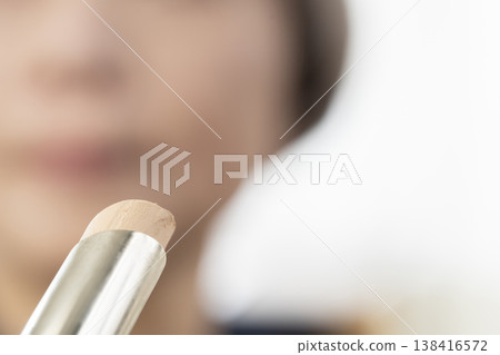 使用化妝工具化妝 使用化妝工具化妝 138416572