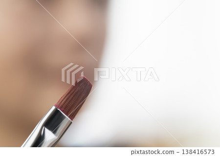 使用化妝工具化妝 138416573