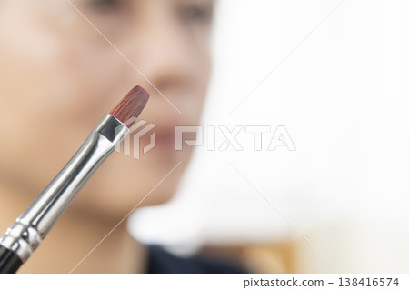 使用化妝工具化妝 138416574