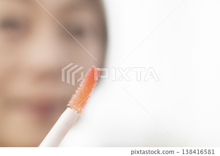 使用化妝工具化妝 138416581