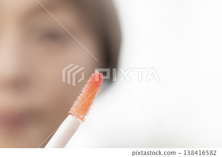 使用化妝工具化妝 138416582