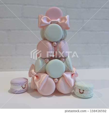 粉彩馬卡龍塔和可愛的馬卡龍人物 138416592