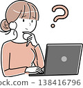 一位女士困惑地歪著頭看著電腦。 138416796