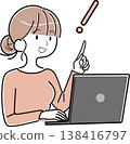 一名女子看著電腦螢幕，點頭表示同意。 138416797