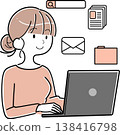 一位在電腦上管理電子郵件和文件的女性。 138416798