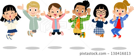 來自不同國家和種族的女孩們跳躍 來自不同國家和種族的女孩們跳躍 138416813