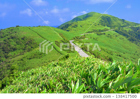 伊豆半島伊豆山脊步道:草原風景;從古木山頂眺望達摩山。 伊豆半島伊豆山脊步道:草原風景;從古木山頂眺望達摩山。 138417500