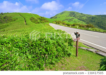 伊豆半島上的伊豆山脊步道;一條與公路相交的步道;從小木山眺望達摩山。 伊豆半島上的伊豆山脊步道;一條與公路相交的步道;從小木山眺望達摩山。 138417505