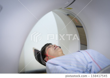 中年婦女接受頭部CT掃描 中年婦女接受頭部CT掃描 138417545