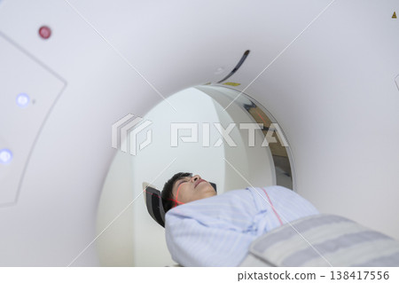 中年婦女接受頭部CT掃描 中年婦女接受頭部CT掃描 138417556