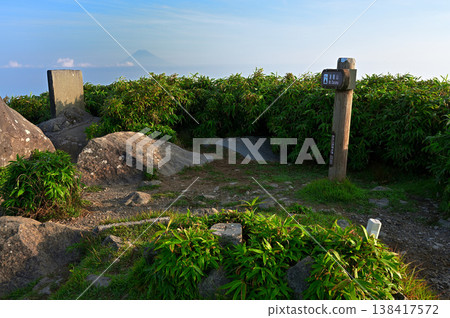 夏日清晨，從伊豆半島伊豆山脊步道上的達摩山頂眺望富士山。 138417572