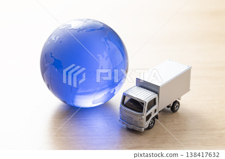 玩具卡車和玻璃地球儀 138417632