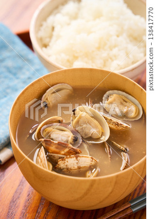 蛤蜊味噌湯，一種用木碗盛裝的日式家常湯。 138417770