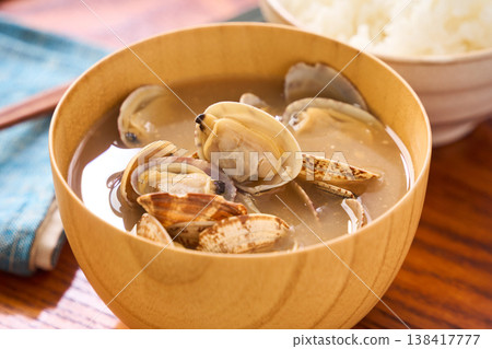蛤蜊味噌湯，一種用木碗盛裝的日式家常湯。 138417777