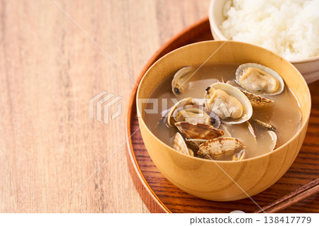 蛤蜊味噌湯，一種用木碗盛裝的日式家常湯。 138417779