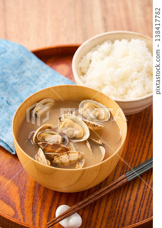 蛤蜊味噌湯，一種用木碗盛裝的日式家常湯。 138417782