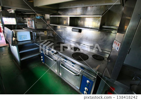 火車旅行最棒的部分…就是臥舖列車上的餐車廚房。 火車旅行最棒的部分…就是臥舖列車上的餐車廚房。 138418242