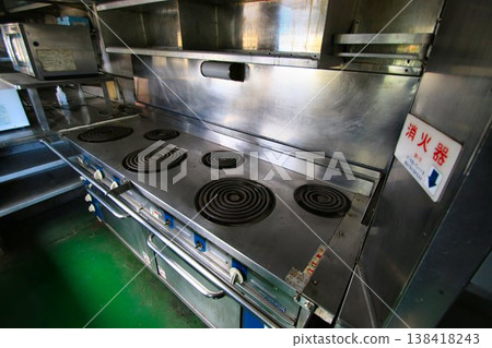 火車旅行最棒的部分…就是臥舖列車上的餐車廚房。 138418243