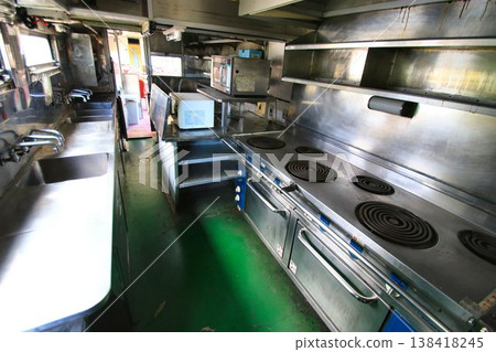 火車旅行最棒的部分…就是臥舖列車上的餐車廚房。 火車旅行最棒的部分…就是臥舖列車上的餐車廚房。 138418245