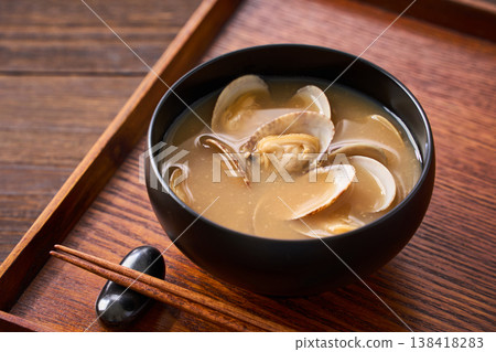 蛤蜊味噌湯,一種盛在黑色碗中的日式湯。 蛤蜊味噌湯,一種盛在黑色碗中的日式湯。 138418283