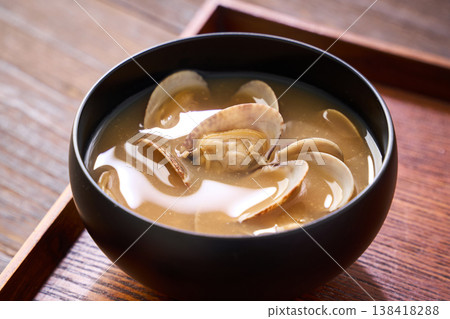蛤蜊味噌湯,一種盛在黑色碗中的日式湯。 蛤蜊味噌湯,一種盛在黑色碗中的日式湯。 138418288