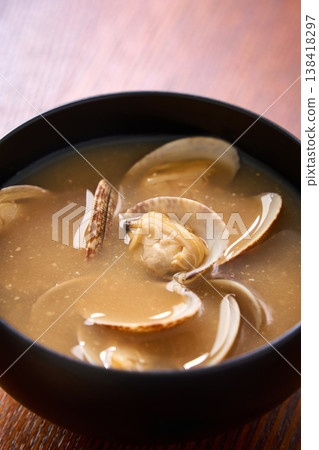 蛤蜊味噌湯，一種盛在黑色碗中的日式湯。 138418297