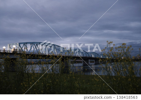 早上在河床上 138418563