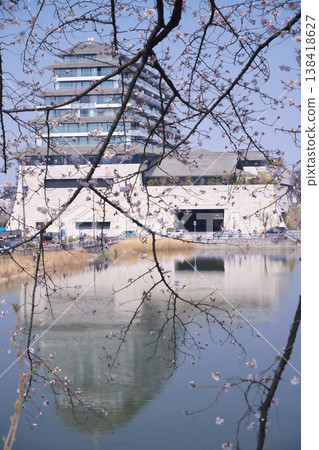 透過盛開的櫻花，可以看到名古屋城堡酒店的倒影。 138418627