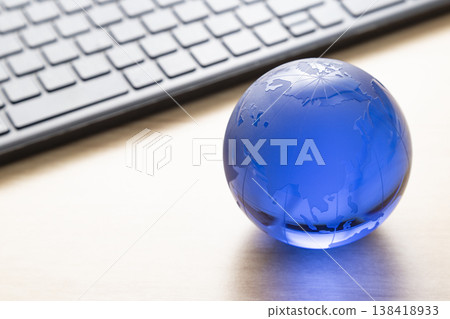 一台電腦和一台玻璃地球儀 138418933