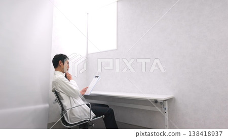 Hospital doctor image 138418937