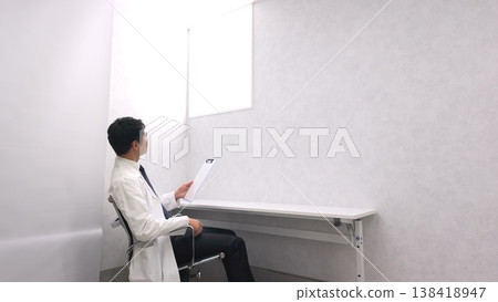 Hospital doctor image 138418947
