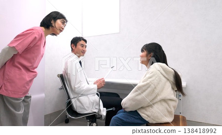 一張小學生向老師訴說自己症狀的圖片 一張小學生向老師訴說自己症狀的圖片 138418992