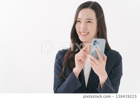 操作智能手機的女人 操作智能手機的女人 138419223