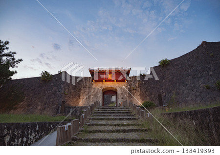 沖繩,首里城京成門黎明 沖繩,首里城京成門黎明 138419393