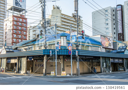 Nijo Market, a popular tourist attraction in Sapporo, Hokkaido, is lined with fresh fish shops. 138419561
