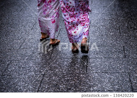 Yukata-clad figures and rainy cobblestone streets Yukata-clad figures and rainy cobblestone streets 138420220