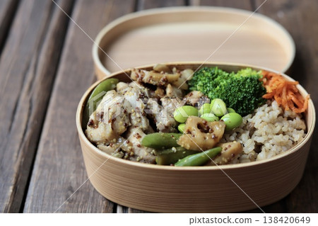 一份健康的便當盒,裡面有芥末雞肉和大量蔬菜,熱量低於500卡路里。 一份健康的便當盒,裡面有芥末雞肉和大量蔬菜,熱量低於500卡路里。 138420649