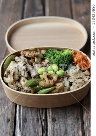 一份健康的便當盒,裡面有芥末雞肉和大量蔬菜,熱量低於500卡路里。 一份健康的便當盒,裡面有芥末雞肉和大量蔬菜,熱量低於500卡路里。 138420650