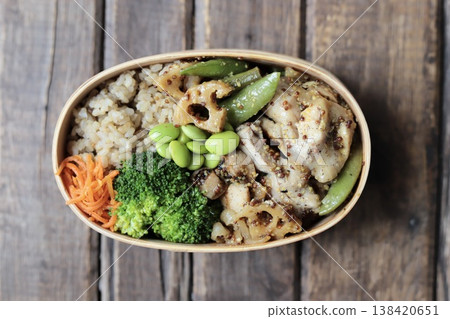 一份健康的便當盒,裡面有芥末雞肉和大量蔬菜,熱量低於500卡路里。 一份健康的便當盒,裡面有芥末雞肉和大量蔬菜,熱量低於500卡路里。 138420651
