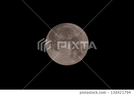 月亮漂浮在夜空中 月亮漂浮在夜空中 138421794