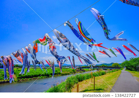 【神奈川】五月晴朗的天空下,鈴川的鯉魚旗和富士山的壯麗景色閃閃發光。 【神奈川】五月晴朗的天空下,鈴川的鯉魚旗和富士山的壯麗景色閃閃發光。 138422727