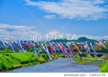 【神奈川】五月晴朗的天空下,鈴川的鯉魚旗和富士山的壯麗景色閃閃發光。 【神奈川】五月晴朗的天空下,鈴川的鯉魚旗和富士山的壯麗景色閃閃發光。 138422736